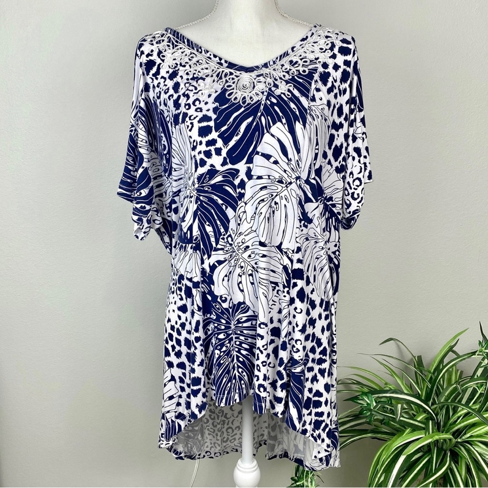 Roaman’s, Plus Size 14/16 Short Sleeve Hi-Lo V-Neck Embroidered EUC